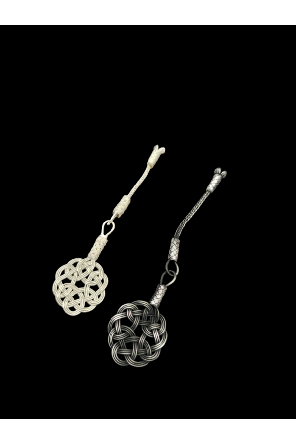 Handgewebte Kazaziye Liebesknoten Tesbih Quaste aus oxidiertem 1000 Feinsilber Detailaufnahme