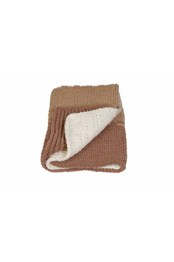 Chunky ombre hand-knitted velvet baby blanket (brown & cream) on a sleeping baby, cozy nursery setting – ERFUMADE