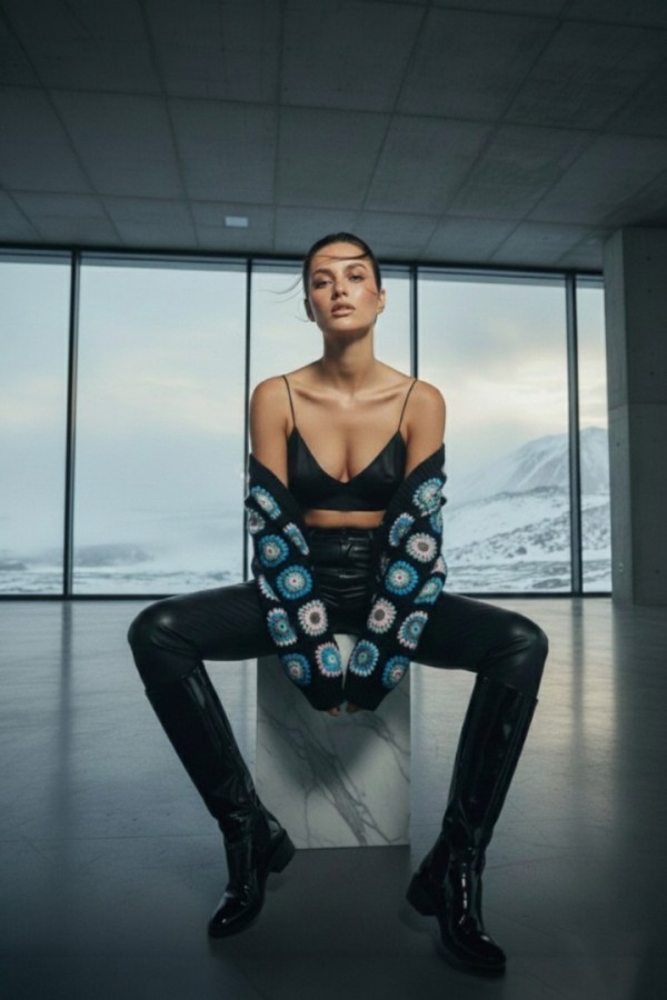 Handgemachter Granny Square Häkel-Cardigan – Retro 70er Buntes Patchwork Boho-Pullover von ERFUMADE