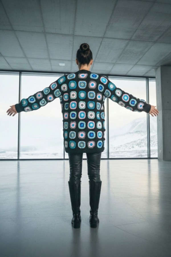 Handgemachter Granny Square Häkel-Cardigan – Retro 70er Buntes Patchwork Boho-Pullover von ERFUMADE